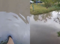 На юге Волгограда затопило огромную улицу: люди сидят без воды и ходят в калошах