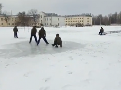 Солдаты порезвились на льду в Волгограде 