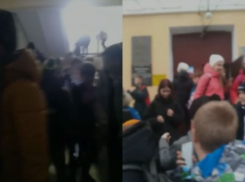 Дети в панике массово выбегают из лицея №5 в Волгограде: видео