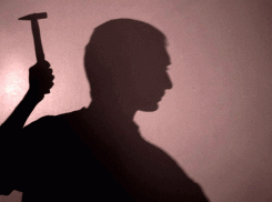 Волжанин 16 раз ударил девушку молотком за высказывание о его маленьком достоинстве