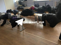 Промокли куртки: потоп в школьной раздевалке в Волгограде попал на видео 
