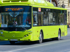 «Вдавила живот беременной в поручень»: волгоградки боятся выкидышей из-за давки в транспорте