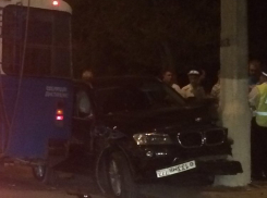 На севере Волгограда BMW протаранил троллейбус, «четырнадцатую» и влетел в столб