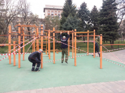 На волгоградской центральной набережной запрещающей лентой обмотали качели и турники