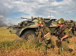 Усиленный танковой ротой батальон устроил боевую стрельбу под Волгоградом