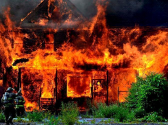 В Камышине на пожаре в собственном доме заживо сгорела женщина и пострадал мужчина
