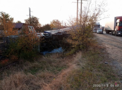 Опрокинувшийся КамАЗ чудом не протаранил двор на севере Волгограда