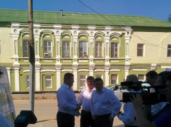 Андрей Бочаров «ткнул носом» в песочницу власти Среднеахтубинского района