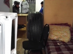 Оторвавшееся колесо грузовика разбило окно и влетело в медпункт на трассе Волгоград-Москва