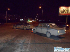 В Волгограде ребенок пострадал в аварии из-за лихача, вылетевшего на красный свет