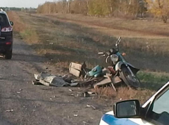 На трассе «Волгоград – Москва» мотоциклист разбился насмерть, врезавшись в иномарку (фото с места ДТ