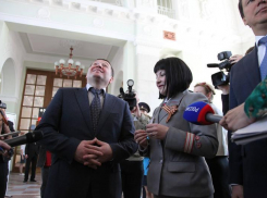 Губернатор Андрей Бочаров и поросенок Чок стали главными героями волгоградской культуры