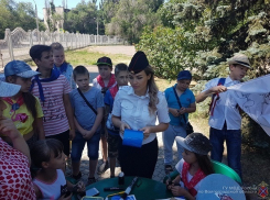 Эффектная блондинка в полицейской форме учит детишек правилам ПДД