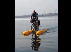 На велосипеде по воде: волгоградца сняли на видео