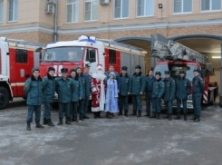 Снегурочку и Деда Мороза доставили в пожарную часть в Волгограде