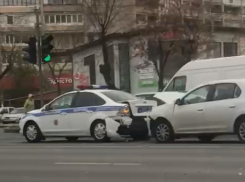 Renault протаранил машину ДПС на севере Волгограда: последствия аварии попали на видео