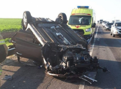 Под Волгоградом в перевернувшейся иномарке разбились 4 человек