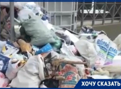 Жильцы элитной новостройки жалуются на зловонную кучу мусора