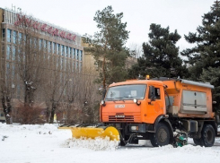 Почти тысячу кубометров снега вывезли дорожники за день с улиц Волгограда