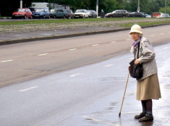  На юге Волгограда 79-летняя пенсионерка попала в ДТП во дворе собственного дома