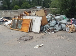 В Волгограде районная администрация отказалась комментировать склад мусора на улице Череповецкой