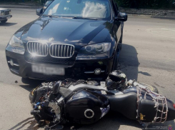 Лихач на Kawasaki врезался в BMW на юге Волгограда: байкер в больнице