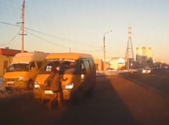 В Волжском попала на видео невероятная везучесть пешехода-нарушительницы