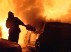 В Волгоградской области сгорели комбайн и внедорожник Mercedes