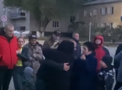 С объятиями и слезами: проводы мобилизованных сняли на видео под Волгоградом