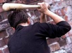 В Волжском 36-летний мужчина жестоко избил соседку-пенсионерку 