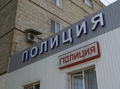 С ножевыми ранениями в больницу Котельниково попали двое полицейских
