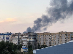 Очевидцев напугал огромный столб дыма в Волжском