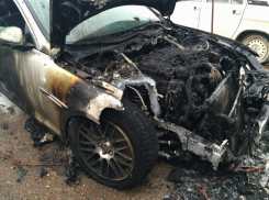 Под Волгоградом ночью муж сжег Jaguar жены, катаясь по берегу Волги 