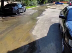 Водопад появился у жилого дома в Волгограде: видео