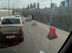 Пробку в Советском районе Волгограда пытаются ликвидировать регулировщики