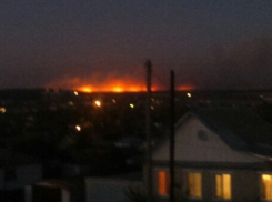 Крупный пожар в Котовском районе подобрался к жилым домам