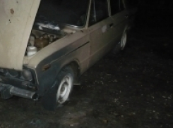 На юге Волгограда разыскивают поджигателей отечественного ВАЗ-2106