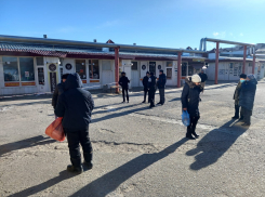 Предприниматели Качинского рынка собрались возле администрации: обещают рассказать о махинациях