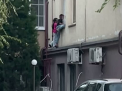Стоящих на парапете 5-этажки детей сняли на видео в Волгограде 