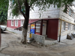 Жители многоквартирного дома в панике от грибка из-за сауны с проститутками