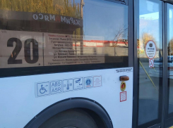 Водитель обвинил, кондуктор не подошла: пожилой волгоградец выпал из автобуса