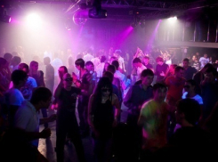 В Волгограде предпринимателя и троих его друзей осудят за массовую драку в ночном клубе