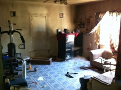 Волгоградка содержала троих маленьких детей в нечеловеческих условиях 