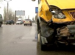 Ребенок и двое взрослых пострадали при столкновении маршрутки и ВАЗа на юге Волгограда