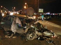 Страшная авария в Волгограде: легковушка залетела под бензовоз