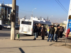 Выхлопная труба отвалилась у нового автобуса «Питеравто» в Волгограде