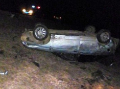 Под Волгоградом Nissan перевернулся в кювет: 3 пострадали