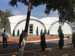 Дмитрий Медведев и Андрей Бочаров в белых рубашках ушли на совещание в Волгограде 