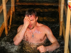 Сотни волгоградцев ночью омыли грехи в крещенской проруби