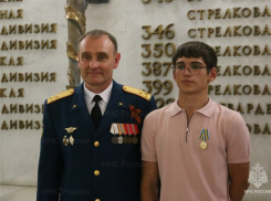 Волгоградца наградили за спасение провалившегося под лет ребенка
